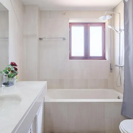 7br & 7ba With Pool & Backyard In A Prime Location! * Вила-Нова-ди-Гая