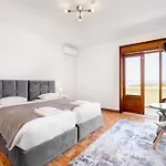 Villa 7br & 7ba With Pool & Backyard In A Prime Location! Vila Nova de Gaia