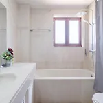 7br & 7ba With Pool & Backyard In A Prime Location! * Vila Nova de Gaia