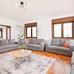 Villa 7br & 7ba With Pool & Backyard In A Prime Location! *