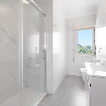 7br & 7ba With Pool & Backyard In A Prime Location! Villa