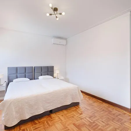 7br & 7ba With Pool & Backyard In A Prime Location!