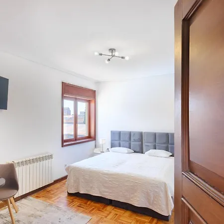 7br & 7ba With Pool & Backyard In A Prime Location! * Vila Nova de Gaia