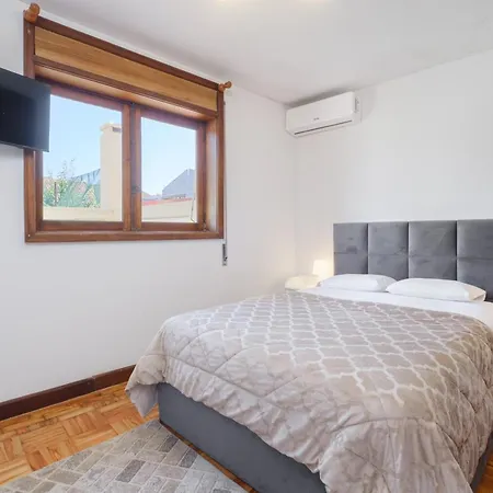 7br & 7ba With Pool & Backyard In A Prime Location!