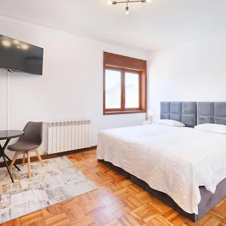 7br & 7ba With Pool & Backyard In A Prime Location! * Vila Nova de Gaia