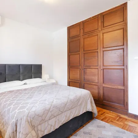 7br & 7ba With Pool & Backyard In A Prime Location!