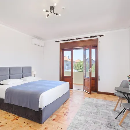 7br & 7ba With Pool & Backyard In A Prime Location! Villa