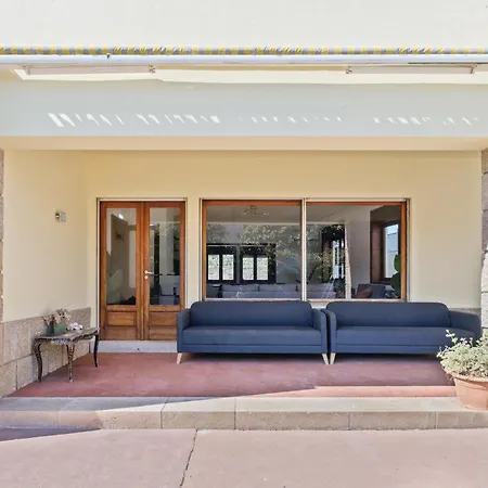 7br & 7ba With Pool & Backyard In A Prime Location!