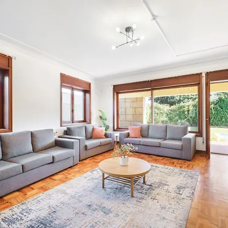 7br & 7ba With Pool & Backyard In A Prime Location! *