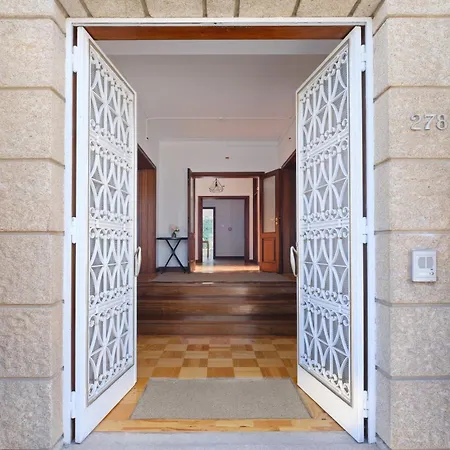 7br & 7ba With Pool & Backyard In A Prime Location!