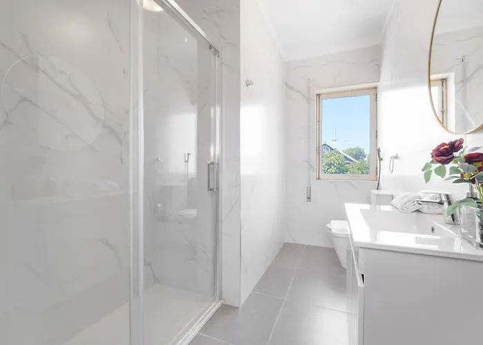 7br & 7ba With Pool & Backyard In A Prime Location! Villa