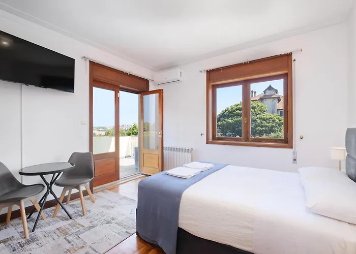 7br & 7ba With Pool & Backyard In A Prime Location! *