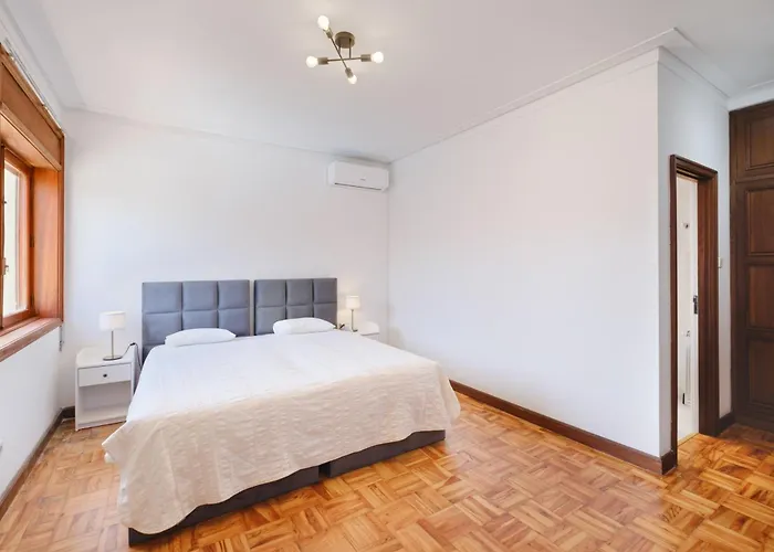 7br & 7ba With Pool & Backyard In A Prime Location!