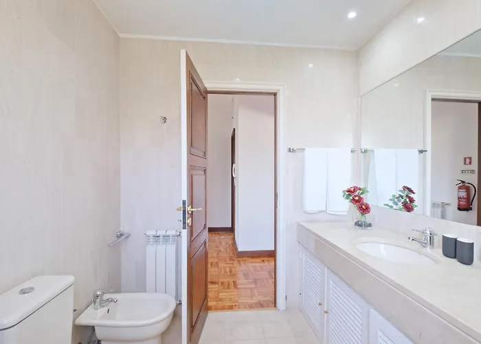 7br & 7ba With Pool & Backyard In A Prime Location! Villa *