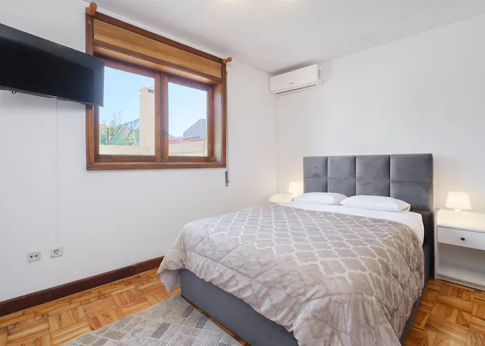 7br & 7ba With Pool & Backyard In A Prime Location!