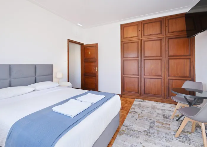 7br & 7ba With Pool & Backyard In A Prime Location! Villa *