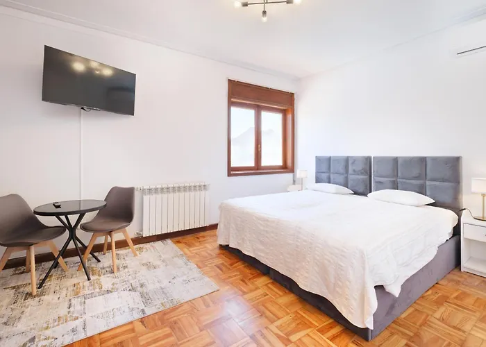 7br & 7ba With Pool & Backyard In A Prime Location! * Vila Nova de Gaia