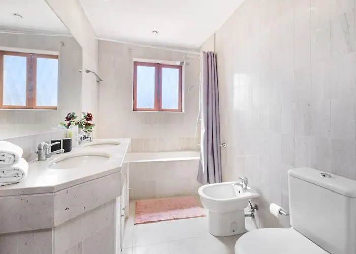 Villa 7br & 7ba With Pool & Backyard In A Prime Location!