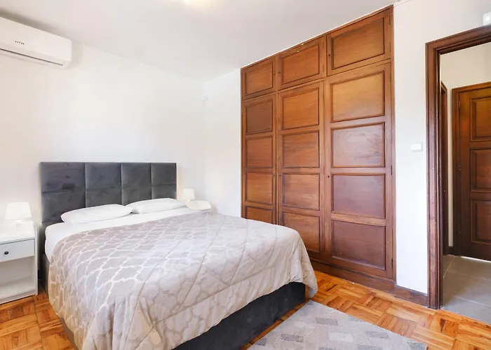 7br & 7ba With Pool & Backyard In A Prime Location!