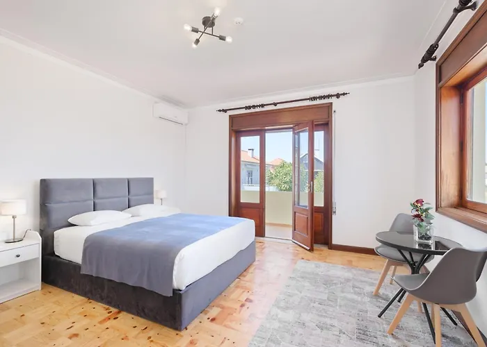 7br & 7ba With Pool & Backyard In A Prime Location! Villa