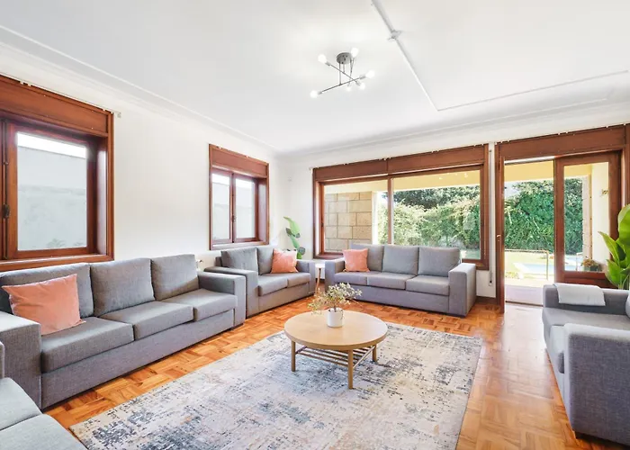 7br & 7ba With Pool & Backyard In A Prime Location! *