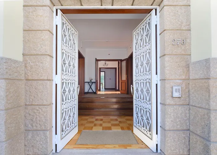 7br & 7ba With Pool & Backyard In A Prime Location!