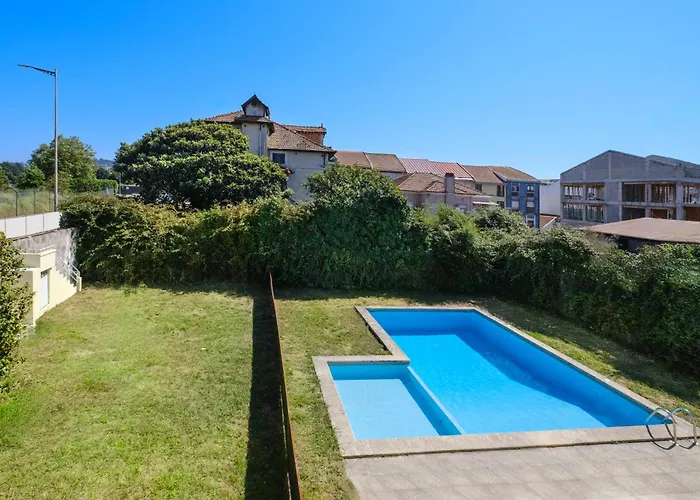 7br & 7ba With Pool & Backyard In A Prime Location! Villa